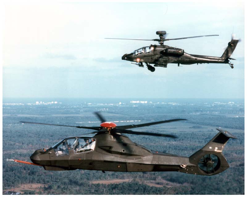 RAH-66 i AH-64 Apache. Źródło: Wikimedia Commons.