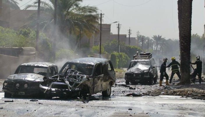 Zniszczone pojazdy konwoju którym poruszał się Gen. Edward Pietrzyk. Źródło: AFP