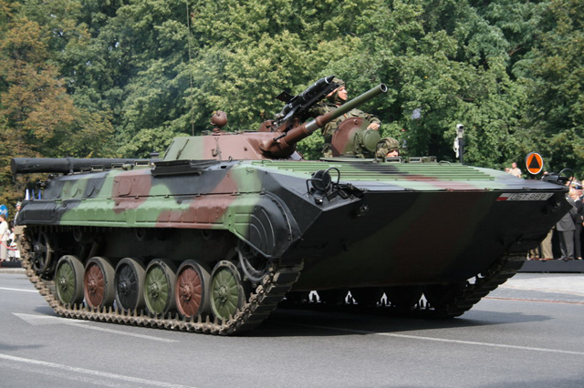 O ile problem 169 poradzieckich czołgów T-72M1 można rozwiązać dość szybko zmianami struktur batalionów czołgów i roszadami sprzętu pomiędzy jednostkami to problem 1100 poradzieckich bojowych wozów piechoty BWP-1 jest bardzo palący gdyż jest to podstawowy i najliczniejszy wóz bojowy Wojska Polskiego który nie spełnia już absolutnie żadnych norm współczesnego pola walki i może służyć jedynie jako transporter opancerzony? / Źródło: wiadomosci.wp.pl (domena publiczna)