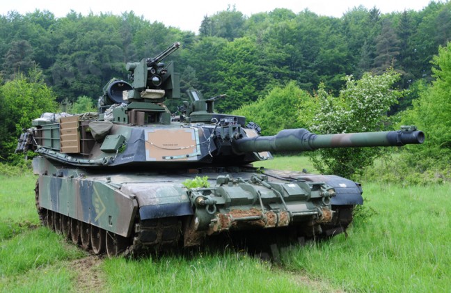 Amerykański czołg podstawowy M1A2SEP v2 Abrams. Polski nie stać na samodzielne opracowanie i produkowanie rasowego, ciężkiego czołgu podstawowego takiego jak amerykańskie Abramsy czy niemieckie Leopardy co pokazały już historyczne próby zbudowania takich konstrukcji w Polsce jednakże nie oznacza to ,że polski przemysł stać tylko na czołg lekki. Wojsko Polskie potrzebuje kompromisowej konstrukcji pomiędzy ciężkimi czołgami podstawowymi (Abrams) a czołgami lekkimi (CV90120T) / Źródło: masters.de