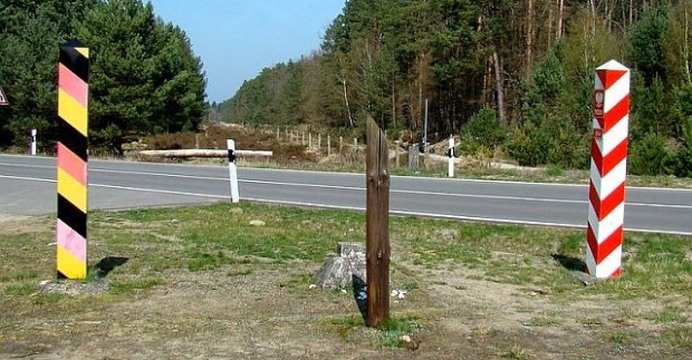 Granica państwowa polsko-niemiecka, znak graniczny nr. 864, okolice Dobieszczyna (woj. zachodniopomorskie, pow. policki, gm. Police). / Wikimedia Commons.