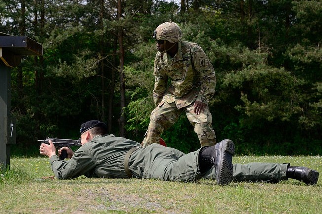 Zawody strzeleckie (Polska i USA) / fot. 7th Army Joint Multinational Training Command (Flickr).