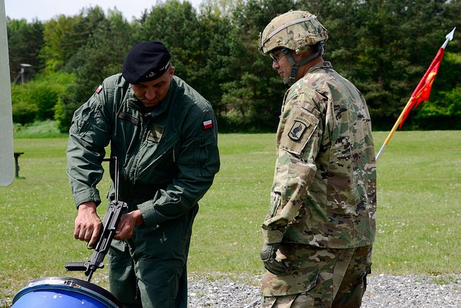 Zawody strzeleckie (Polska I USA) / fot. 7th Army Joint Multinational Training Command (Flickr).