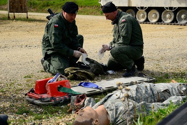 Udzielanie pierwszej pomocy medycznej (Polska) / fot. 7th Army Joint Multinational Training Command (Flickr).