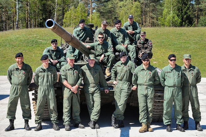 Słoweńcy z M-84 / fot. 7th Army Joint Multinational Training Command (Flickr).