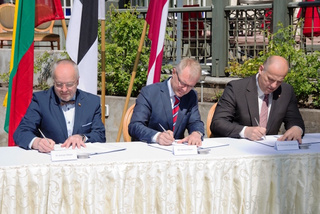 Hannes Hanson (Estonia), Juozas Olekas (Litwa) i Raimonds Bergmanis (Łotwa) podczas podpisania porozumienia. Źródło: Ministerstwo Obrony Estonii.