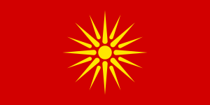 Flaga Macedonii w 1992 roku z gwiazdą Verginy. Źródło: Wikimedia Commons
