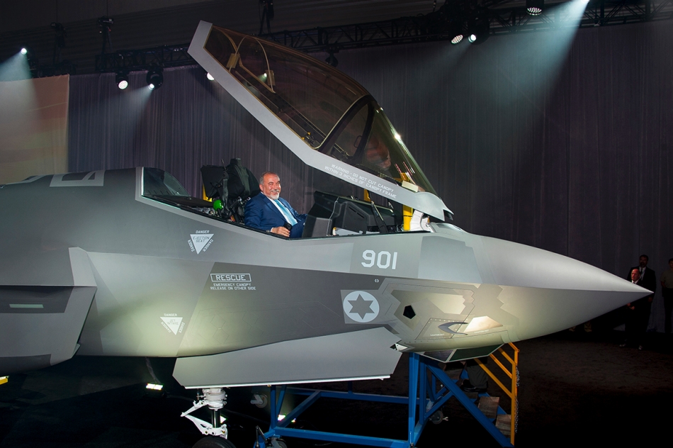 Izraelski minister obrony, Avigdor Lieberman w kokpicie F-35I Adir. / fot. F35.com