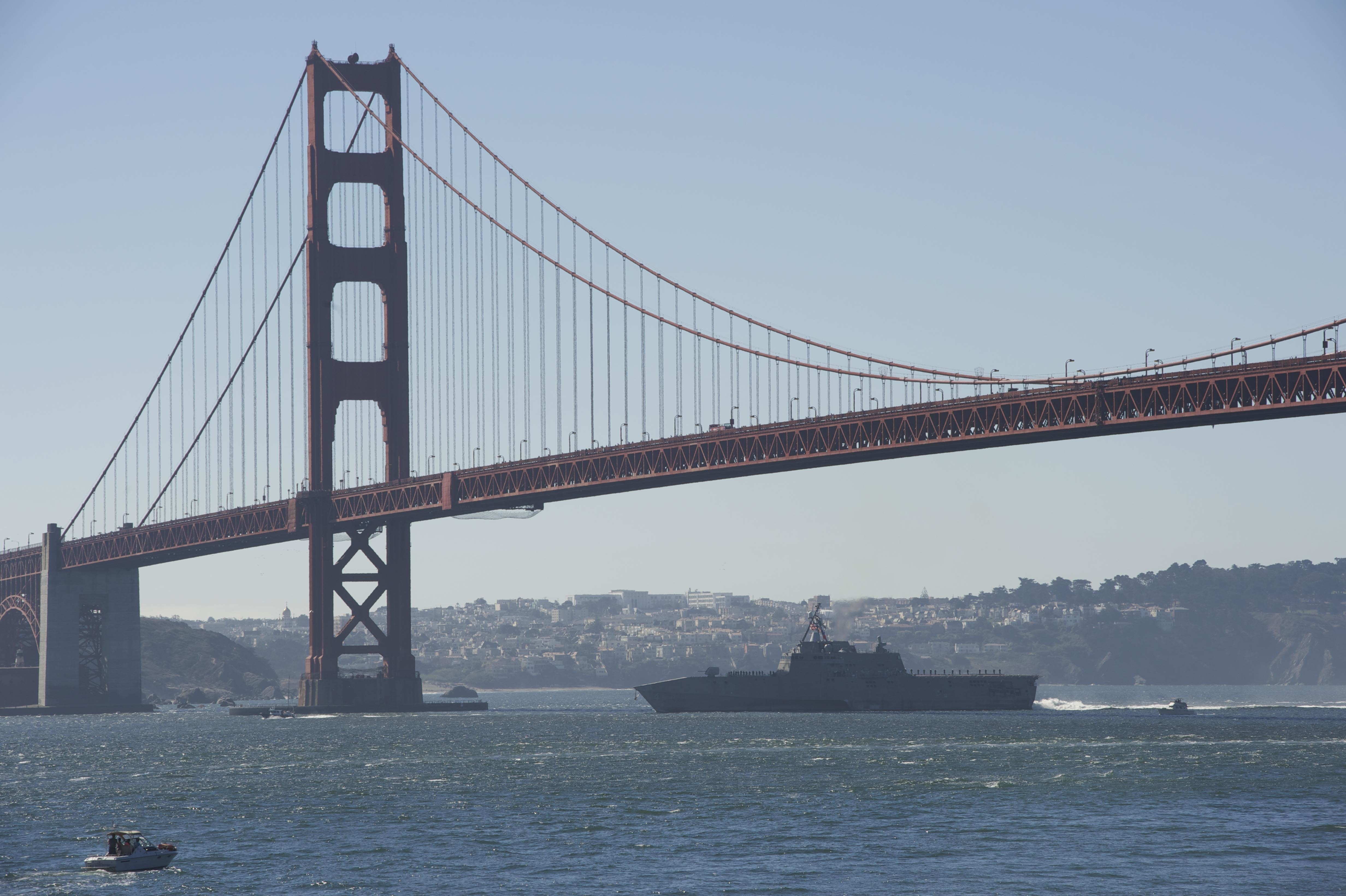 Amerykański okręt typu Independence, klasy LCS, USS Coronado (LCS 4) podczas przejścia pod słynnym mostem Golden Gate. /Fot. U.S. Navy photo by Mass Communication Specialist 3rd Class Lenny LaCrosse/Released 