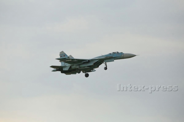 Sfotografowano również rosyjski myśliwiec Su-27. / fot. Intex-press.