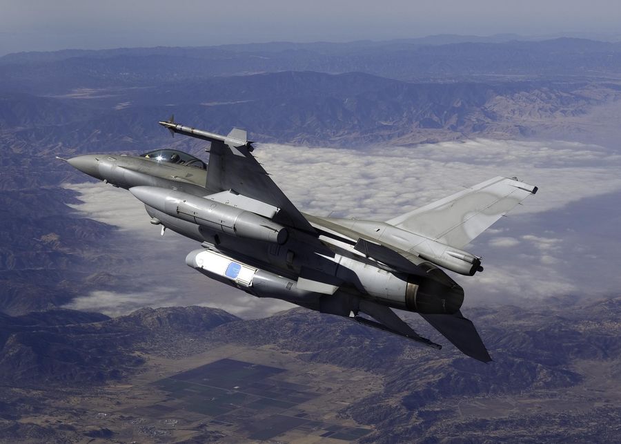 Zasobnik DB-110 podczas testów pod polskim F-16 Jastrząb. / fot. Goodrich Corporation.