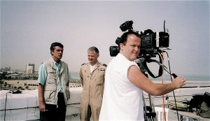Korespondent wojenny John Stapleton (po lewej) na dachu hotelu Sheraton w Kuwejcie podczas II wojny w zatoce / Steve Punter (CC BY 2.0)