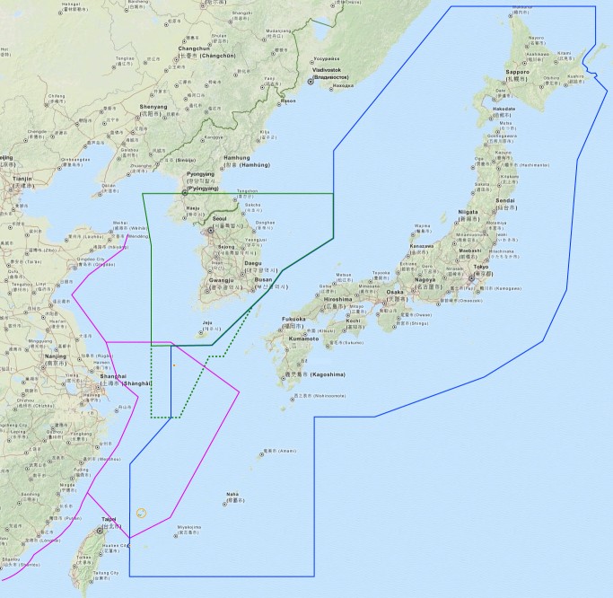Strefy Identyfikacji Obrony Powietrznej Morza Wschodniochińskiego: południowokoreańska (zielona), japońska (niebieska) i chińska (różowa). / Wikimedia Commons (.
