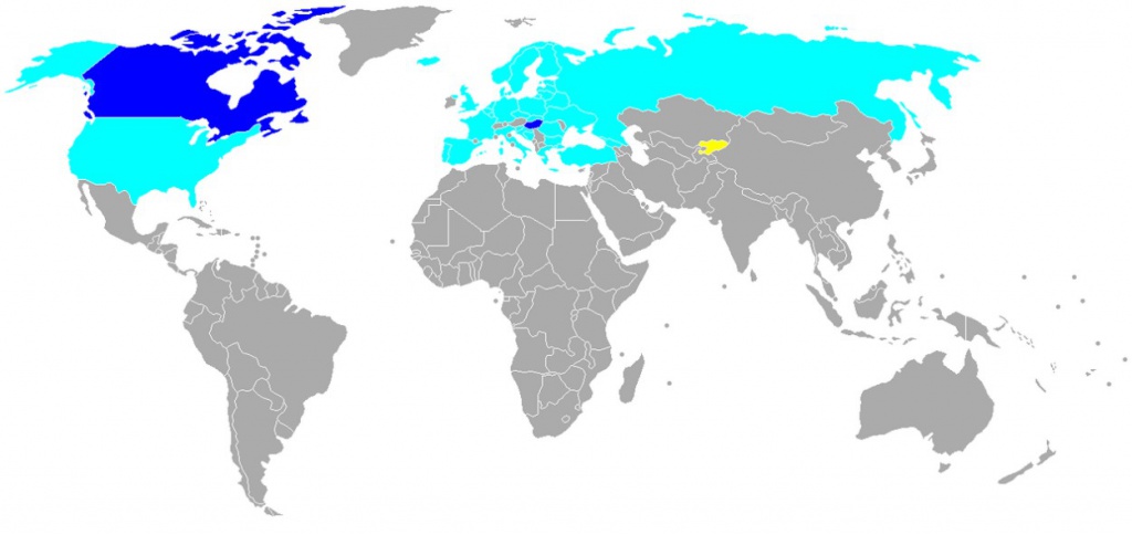Państwa-sygnatariusze Traktatu o Otwartych Przestworzach (Open Skies) na jasno niebiesko, państwa depozytariusze na ciemno niebiesko, państwa, które jeszcze nie ratyfikowały traktatu na żółto. / Wikimedia Commons (domena publiczna).