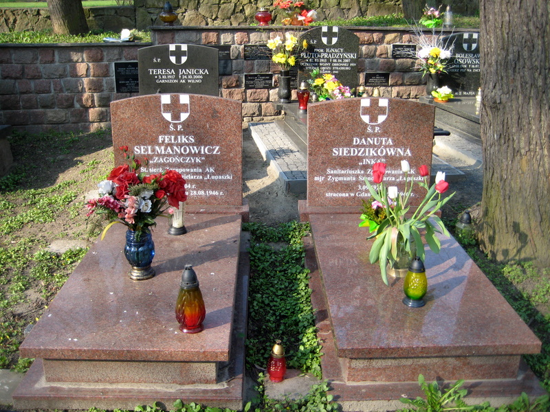 Symboliczne groby "Inki" i "Zagończyka". To tutaj spoczną ich doczesne szczątki 28 sierpnia br. / Wikimedia Commons (CC BY-SA 3.0).