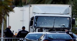 Ostrzelana ciężarówka, która została użyta jako narzędzie zamachu. / REUTERS/Eric Gaillard