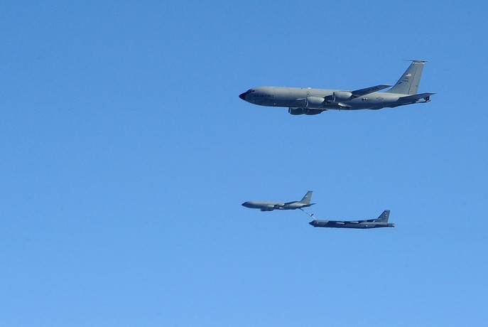 B-52H w czasie tankowania w powietrzu z cystern KC-135 Stratotanker. / fot. Air Mobility Command.