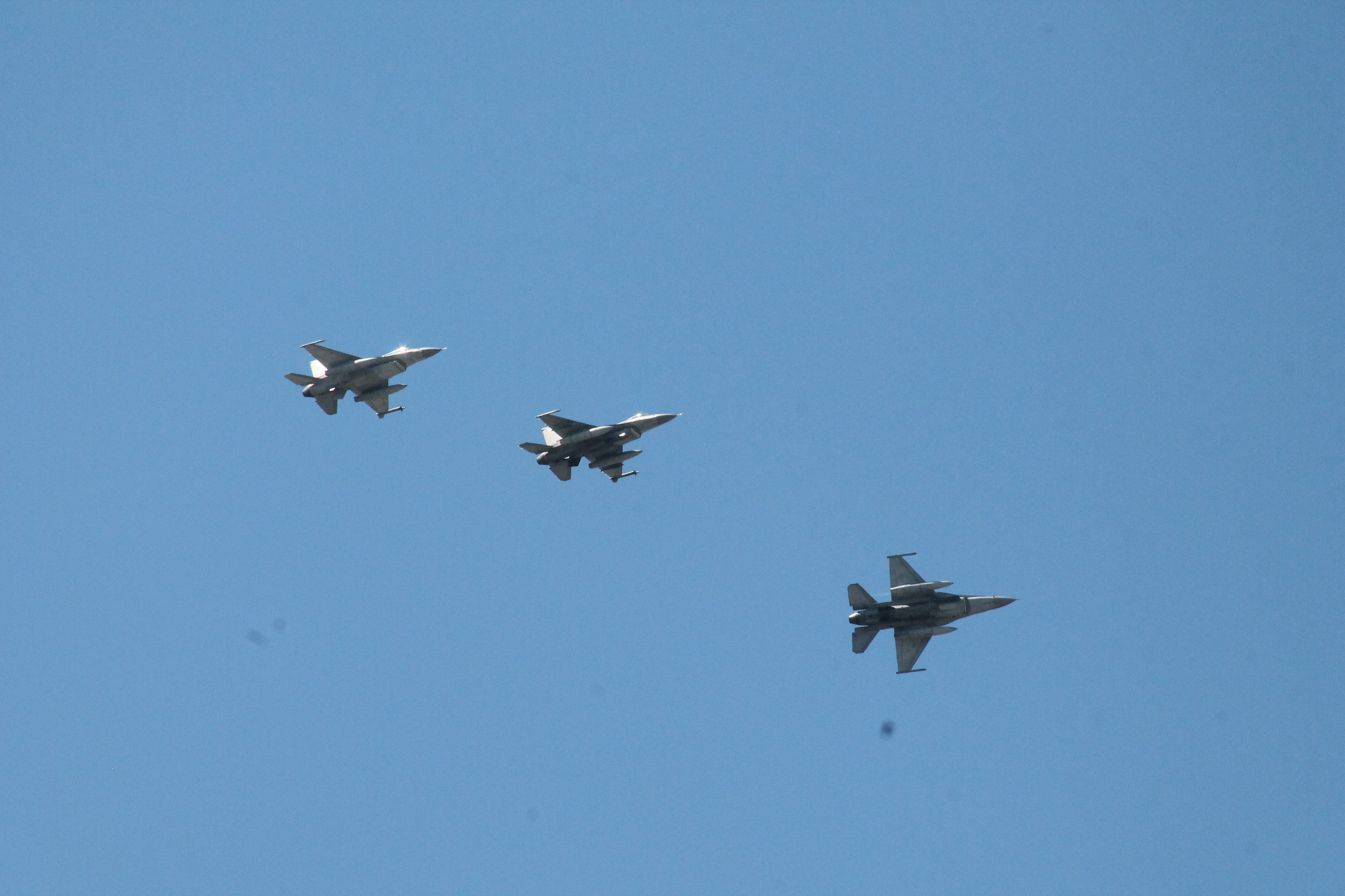 Mysliwce wielozadaniowe F-16 Fightning Falcon w czasie lotu. /Fot. Eugen Mihai via MO Rumunii. 
