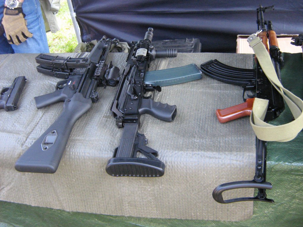 Broń (MP5, Mini-Beryl wersja sportowa, KbkAKMS) na stoisku Stowarzyszenia Vis Et Honor i NTS.