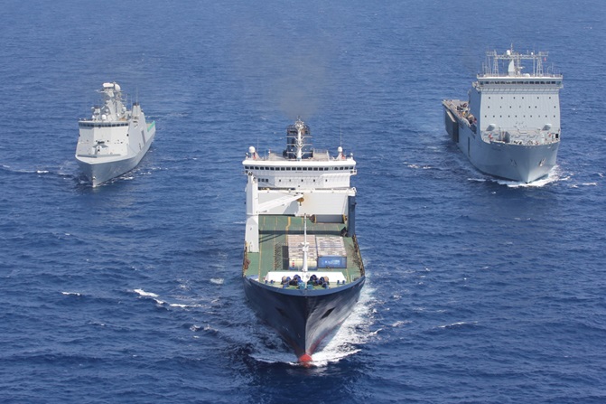 RFA Mounts Bay(L3008) i HDMS Absalon (L16), eskortujące kontenerowiec kompanii DFDS Seaways. / fot. Królewska Marynarka Wojenna Danii.