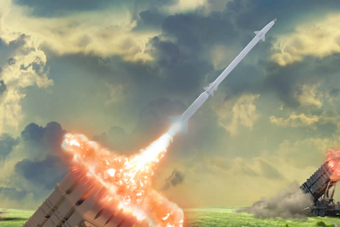 Artystyczna wizja odpalenia pocisku SkyCeptor z wyrzutni systemu Patriot. / fot. Raytheon Company.