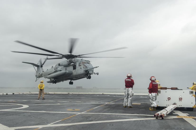 Śmigłowiec CH-53E Sea Stallion, należący do 24. Jednostki Ekspedycyjnej Piechoty Morskiej, lądujący na pokładzie okrętu desantowego USS Mesa Verde (LPD-19) w czasie przygotowań okrętu do wyjścia w morze w ramach Joint Task Force Matthew. / U.S. Navy photo by Petty Officer 3rd Class Joshua M. Tolbert/Released.