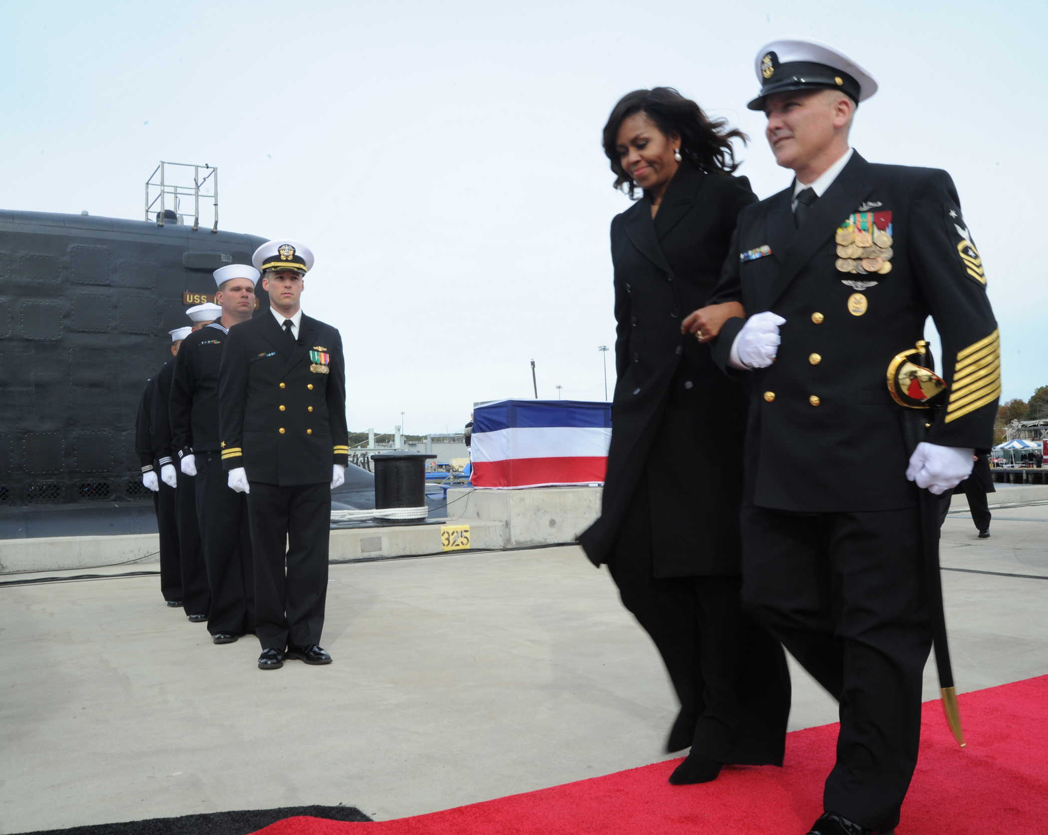 W ceremonii włączenia do służby atomowego okrętu podwodnego USS Illinois (SSN-786) wzięła udział pierwsza dama, Michelle Obama.  (U.S. Navy photo by Chief Petty Officer Darryl I. Wood/Released)
