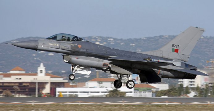 Myśliwiec F-16A Fighting Falcon należący do Portugalskich Sił Powietrznych / źródło: Pedro Arag?o, 17.11.2010 r., https://commons.wikimedia.org/wiki/File:General_Dynamics_F-16A_Fighting_Falcon,_Portugal_-_Air_Force_JP7004043.jpg