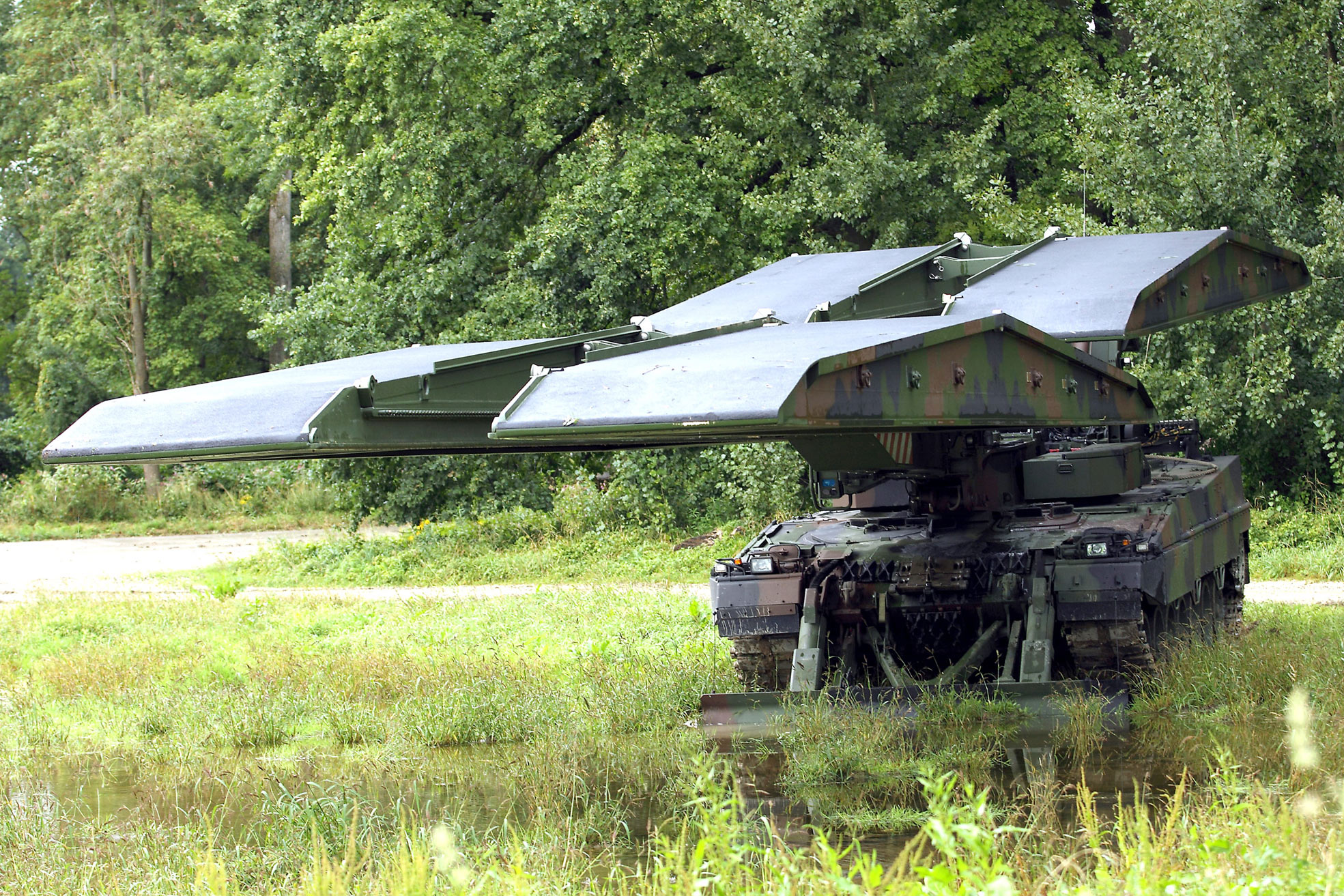 Most towarzyszący Leguan osadzony na podwoziu czołgu podstawowego Leopard 2. /Fot. KMW