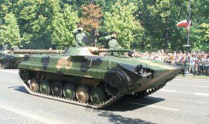 BMP-1 (w Polsce oznaczony BWP-1) podczas defilady z okazji Święta WP w 2015 roku / fot. D. Ratka