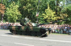 PT-91 "Twardy" podczas defilady z okazji Święta WP w 2015 roku / fot. D. Ratka