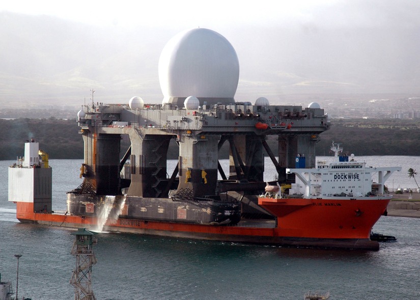Sea-Based X-Band Radar (SBX) na pokładzie półzanurzalnego statku transportowego MV Blue Marlin. / fot. U.S. Navy (Journalist 2nd Class Ryan C. McGinley).