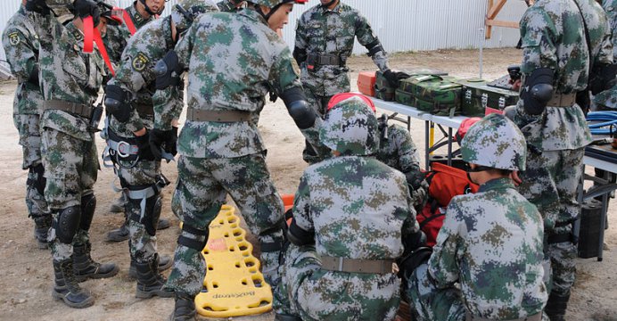 Żołnierze ChRL podczas wspólnych amerykańsko-chińskich ćwiczeń z zakresu pomocy humanitarnej, Hawaje 2013 / Russell Dodson, Wikimedia