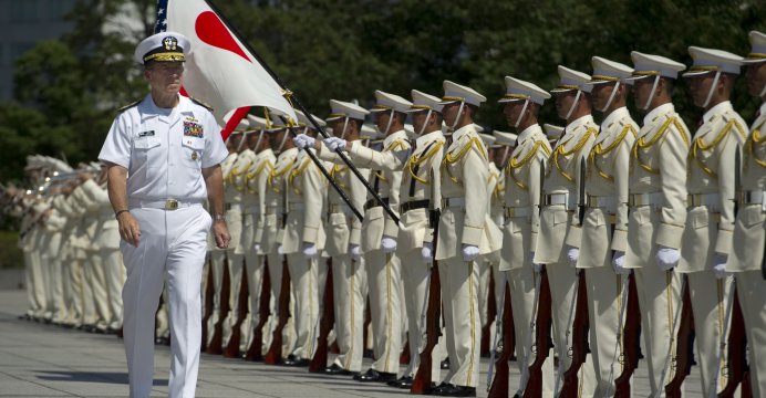 Dowódca Połączonych Szefów Sztabów adm. Mike Mullen podczas parady japońskich Sił Samoobrony / Źródło: Wikimedia.
