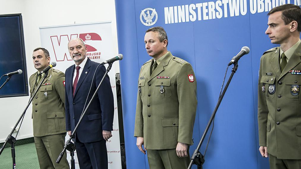 Od lewej: płk Wiesław Kukuła, Antoni Macierewicz, płk dr inż. Ryszard Parafianowicz i płk Artur Dębczak. / fot. ppor. Robert Suchy/CO MON.