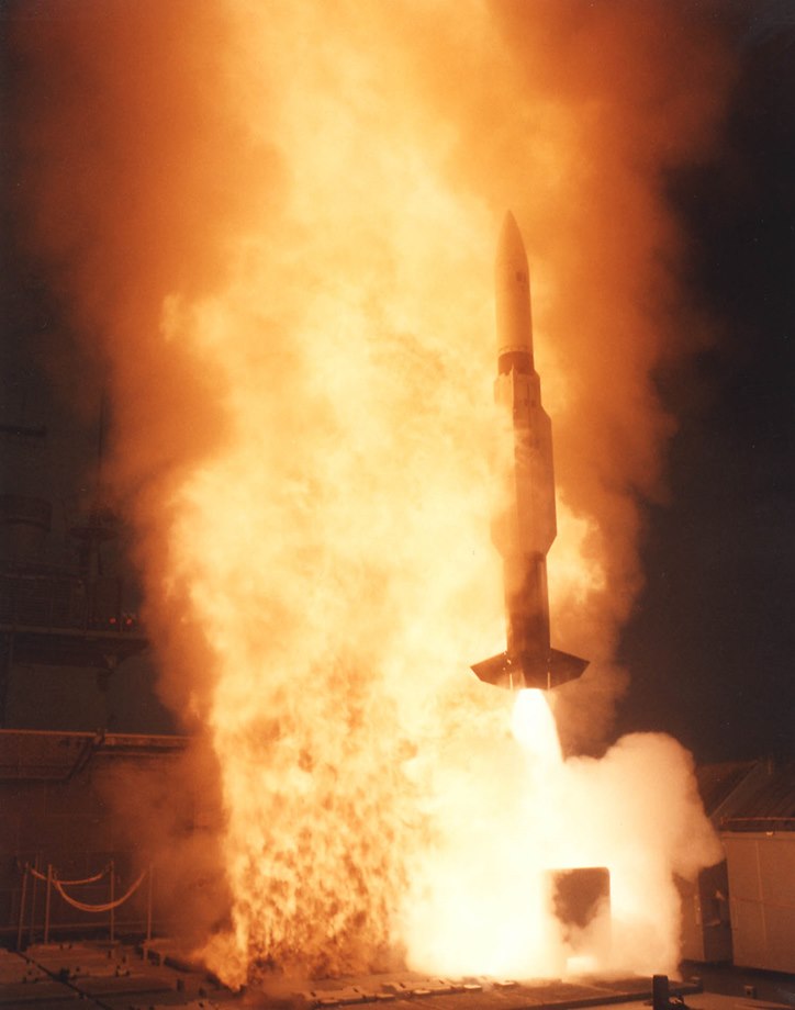 Pocisk przeciwlotniczy RIM-66M-2 Standard Missile-2MR Block IIIA podczas odpalenia z uniwersalnej wyrzutni pionowego startu Mk 41 VLS. / Fot. US Navy.