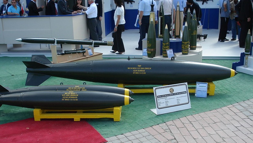 Amerykańskie bomby lotnicze ogólnego przeznaczenia Mk 84 (większa) oraz Mk 82. / Wikimedia Commons (domena publiczna).
