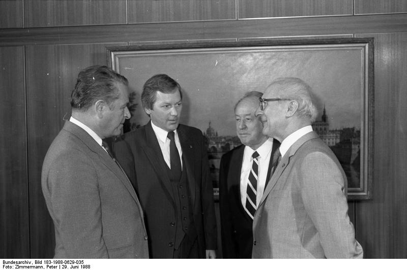 Gen. Czesław Kiszczak (po lewej) w czasie spotkania z Erichem Honeckerem, przywódcą Niemieckiej Republiki Demokratycznej w dniu 29 czerwca 1988 roku. / Wikimedia Commons (CC-BY-SA 3.0).
