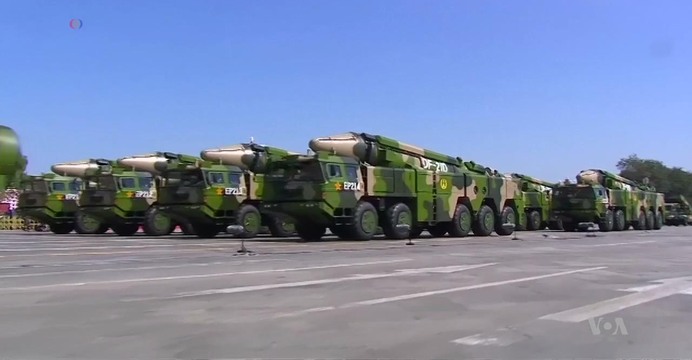 Transportery-wyrzutnie rakiet balistycznych DF-21C podczas Defilady Zwycięstwa w II wojnie światowej, Pekin dn. 3 września 2015 r. / Wikimedia Commons (domena publiczna). 