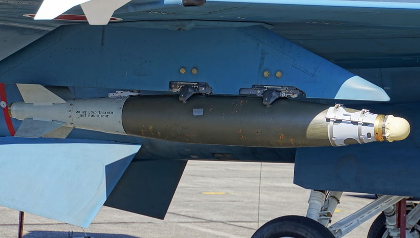 Bomba kierowana GBU-38 JDAM, zawieszona pod japońskim myśliwcem Mitsubishi F-2A, będącego pochodną F-16 Block 40. / Wikimedia Commons (CC BY 4.0).