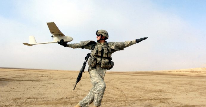 Żołnierz amerykańskiej 25. Dywizji Piechoty używający bezzałogowca RQ-11 Raven / Źródło: Wikimedia Commons