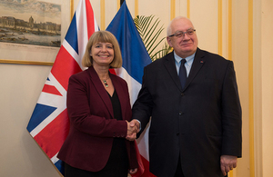 Brytyjska podsekretarz stanu ds. zamówień w dziedzinie obronności, Harriett Baldwin oraz szef francuskiej dyrekcji generalnej ds. uzbrojenia (DGA) po podpisaniu porozumienia ws. UCAS w dniu 15 grudnia 2016 roku. / fot. Thales.