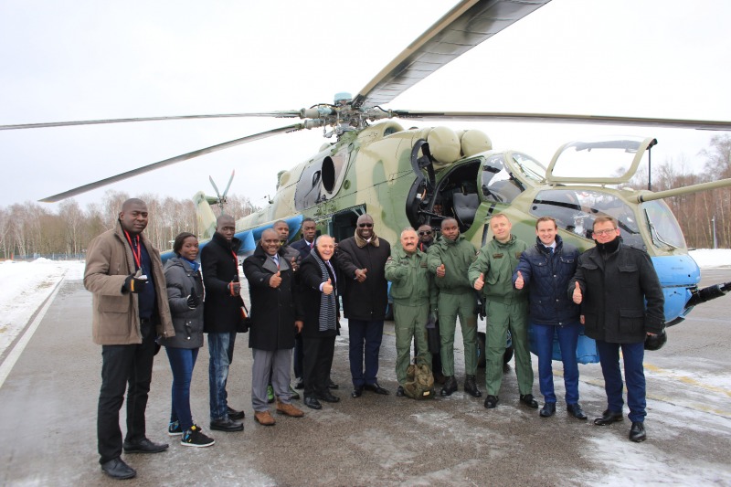 W czasie ostatnich rutynowych lotów próbnych w Łodzi obecna byłą delegacja z Senegalu. Wydarzenia obserwował gen. bryg. Birame Diop, dowódca Senegalskich Sił Powietrznych. /Fot. WZL-1.