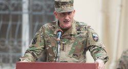 Generał John W. Nicholson w czasie ceremonii zmiany dowództwa w Afganistanie, Kabul 2016 / Źródło: Wikimedia Commons