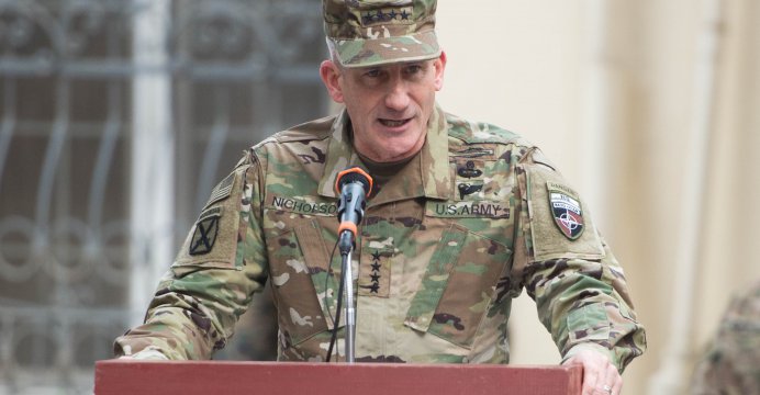 Generał John W. Nicholson w czasie ceremonii zmiany dowództwa w Afganistanie, Kabul 2016 / Źródło: Wikimedia Commons