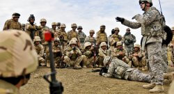 Amerykańscy żołnierze szkolący irackie siły zbrojne, Irak 2011 r. / Źródło: Wikimedia Commons