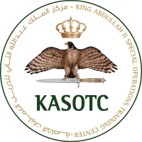 Logo Centrum Szkoleniowego Operacji Specjalnych Króla Abdullaha / Źródło: SM KASOTC, Wikimedia Commons, https://commons.wikimedia.org/wiki/File:KASOTC_Official_Logo.png