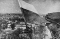 Polska flaga zawieszona w zrujnowanym, niemieckim Berlinie, 2 maja 1945 r / Domena publiczna