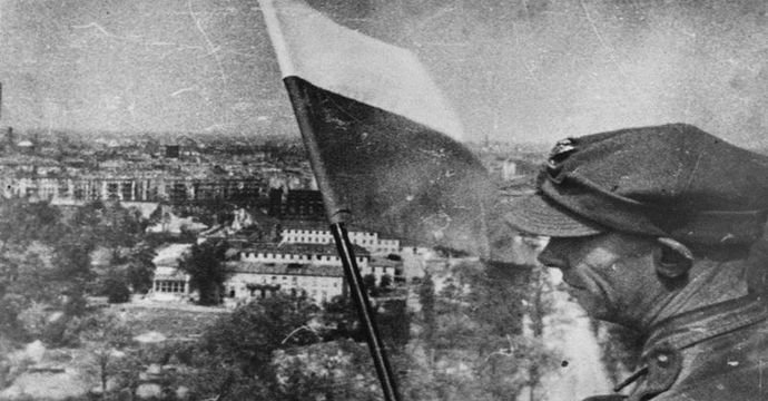Polska flaga zawieszona w zrujnowanym, niemieckim Berlinie, 2 maja 1945 r / Domena publiczna