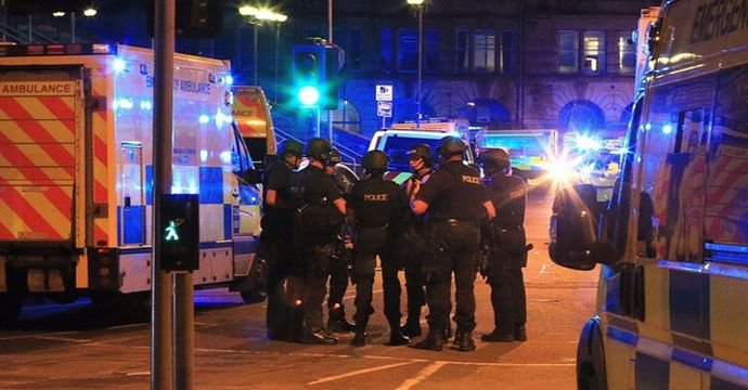 Funkcjonariusze brytyjskiej policji na miejscu zdarzenia / http://www.itv.com